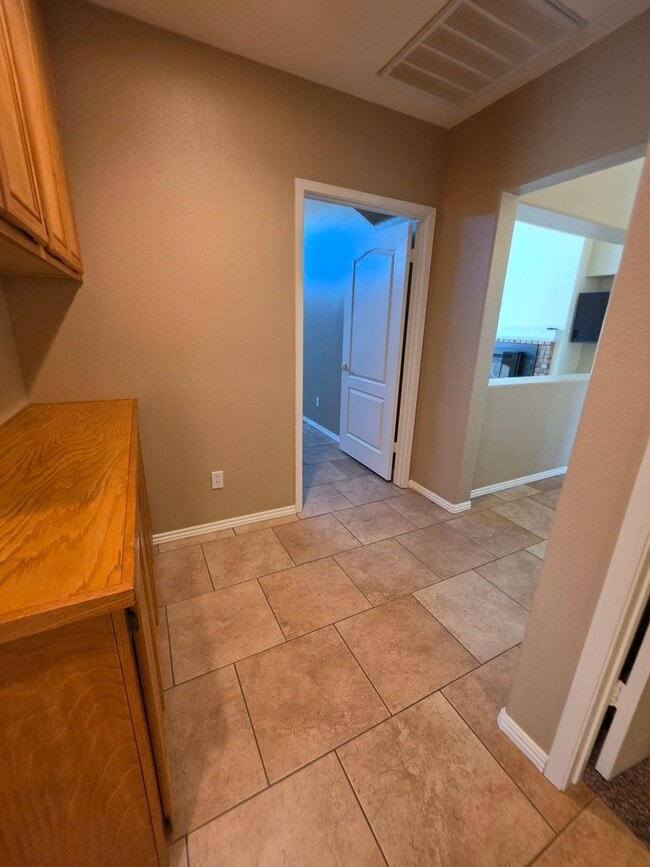 Building Photo - Spacious 4 Bedroom 2 bath Home in Victorville – Landscaping Included!