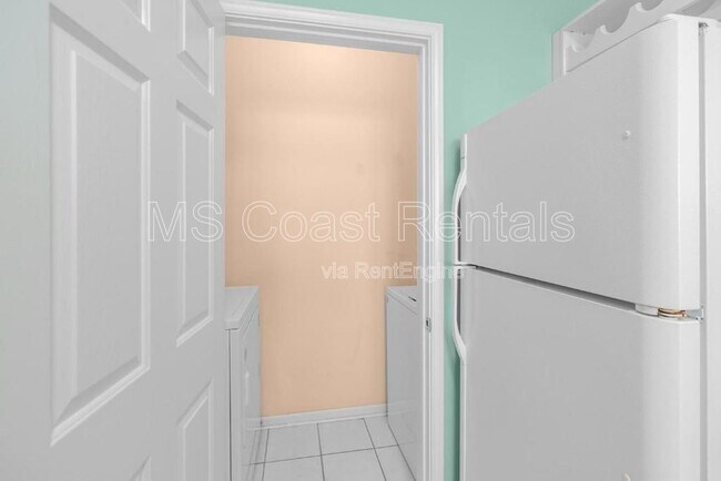 Building Photo - 2252 Beach Dr