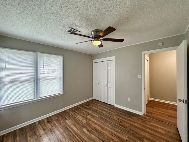 Building Photo - Wascher  Duplex