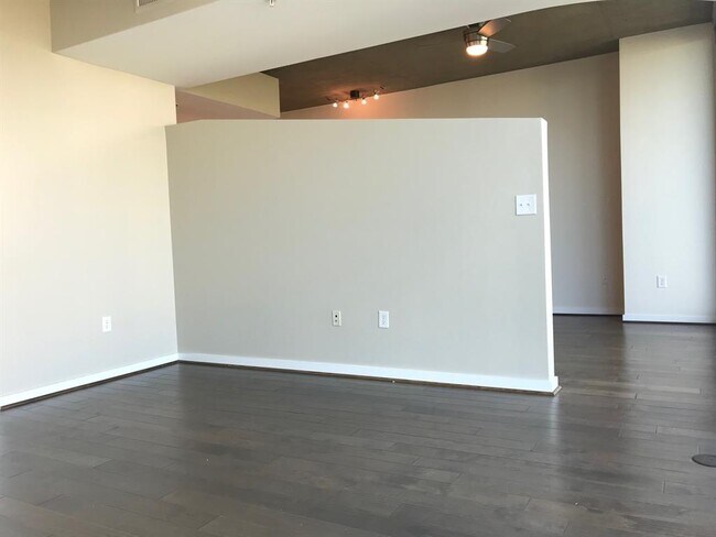 Building Photo - 5925 Almeda Rd