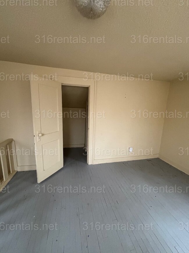 Building Photo - Two bed one bath available NOW!