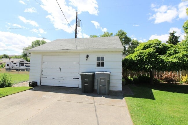 Building Photo - 2 BD, 1 BA with office, FURNISHED home