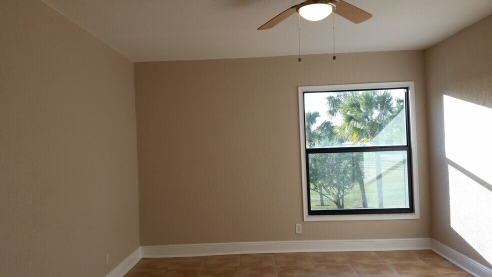 Building Photo - 430 Commodore Dr