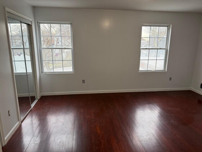 Building Photo - 183 Hutton St