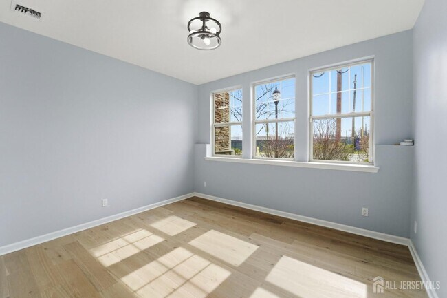 Building Photo - 704 Green Ln