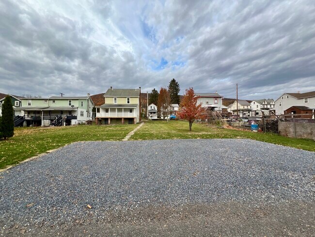 Building Photo - 425 Center St