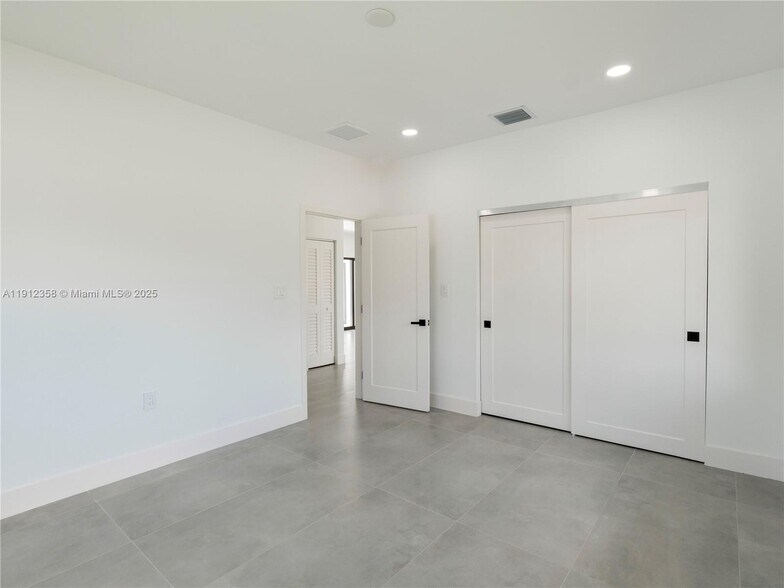 Building Photo - 1181 NE 202nd St