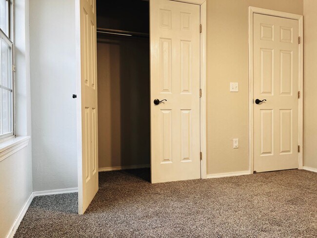 Building Photo - Gorgeous 3BD 2BA with Bonus Office Space in Del City!!