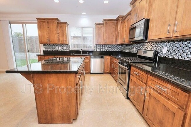 Building Photo - 9200 Rioja St