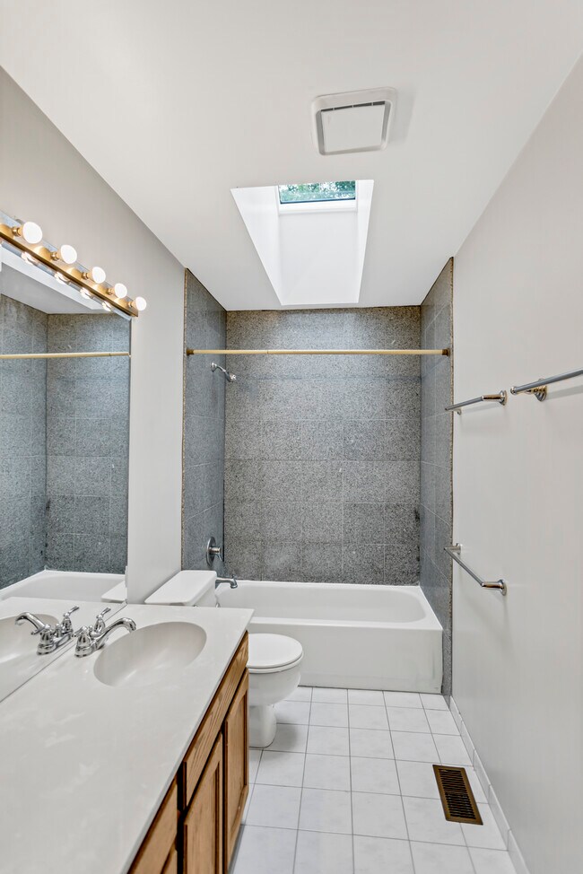 Building Photo - 3224 Bremerton Ln