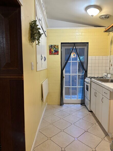 Building Photo - 325A Valle Vista Ave