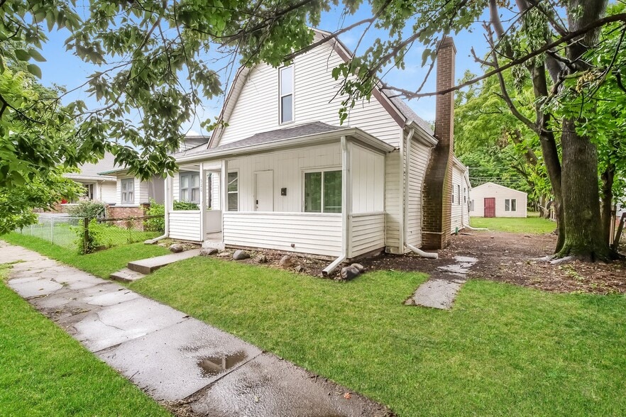 Building Photo - 520 N Gladstone Ave