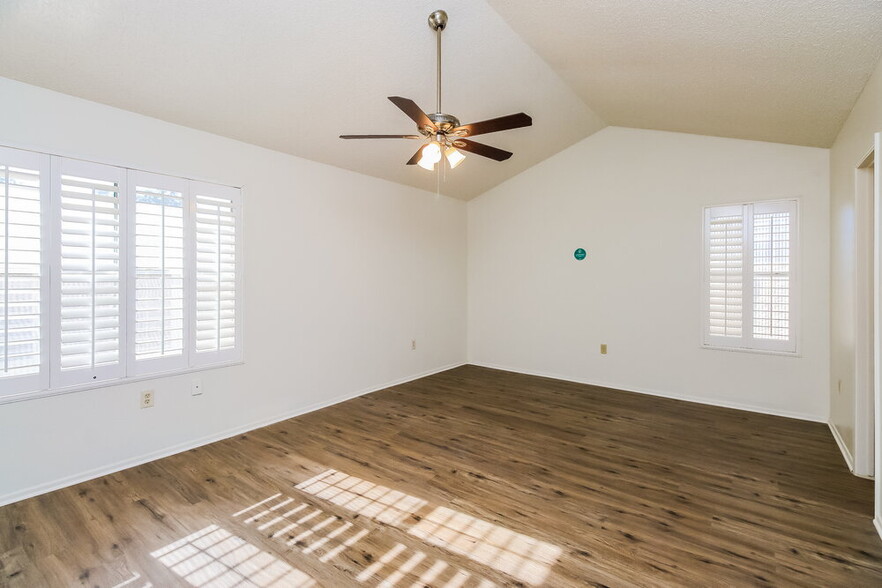 Building Photo - 4837 E Grandview St