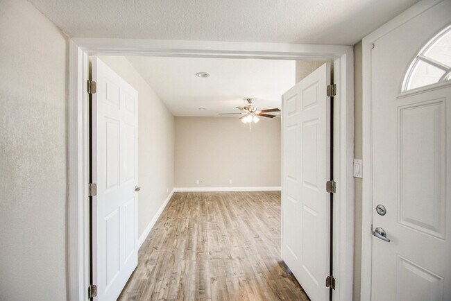 Building Photo - Beautifully remodeled corner 4/2 with pool...