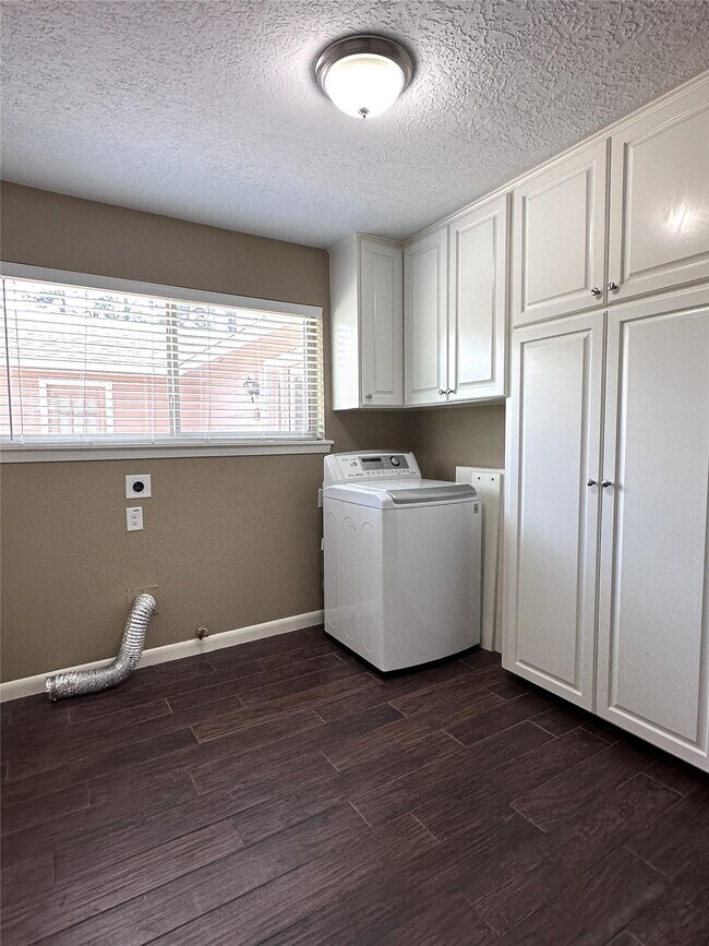 Building Photo - 1766 Maux Dr