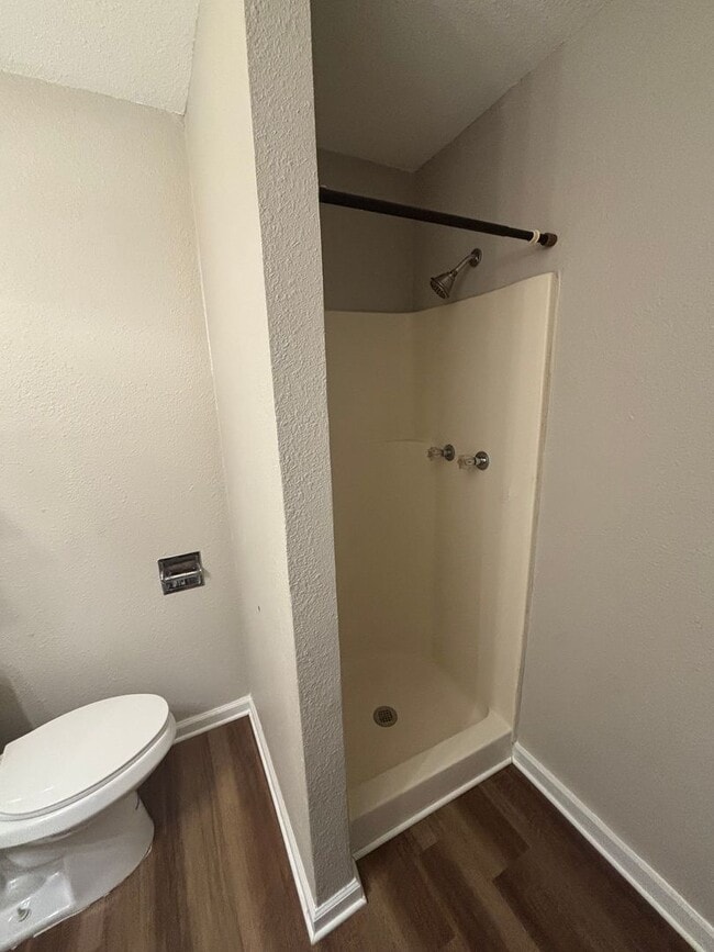 Building Photo - AVAILABLE NOW! MOVE IN SPECIAL! 3 Bedroom, 2 Bathroom in Kansas City! $1,350