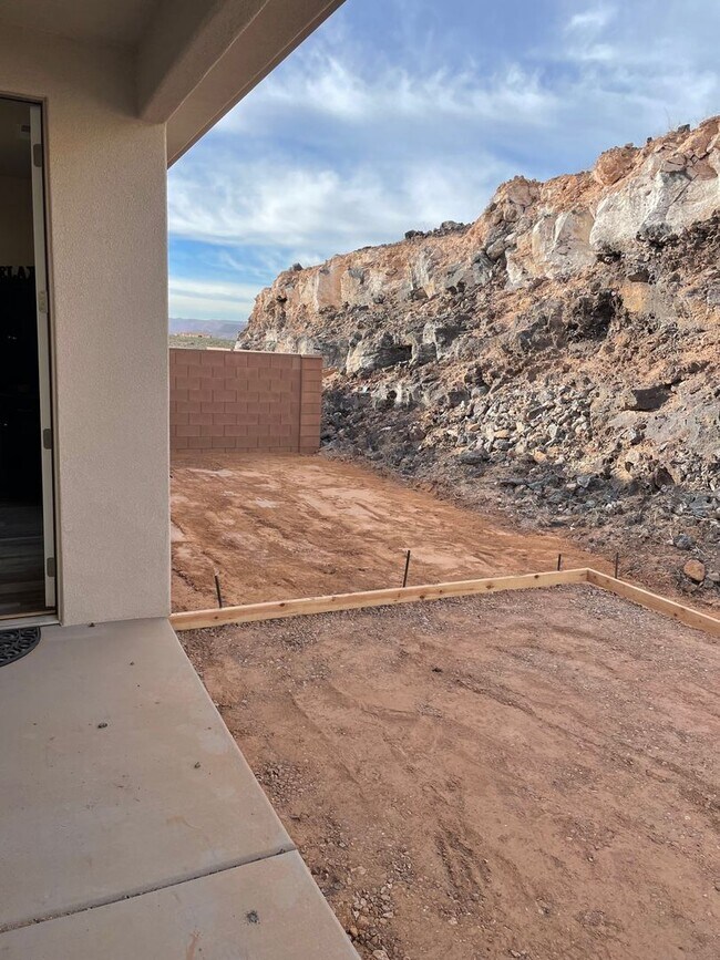 Building Photo - Great home located in Hurricane!