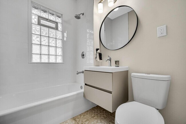 Building Photo - Large Home Totally Remodeled