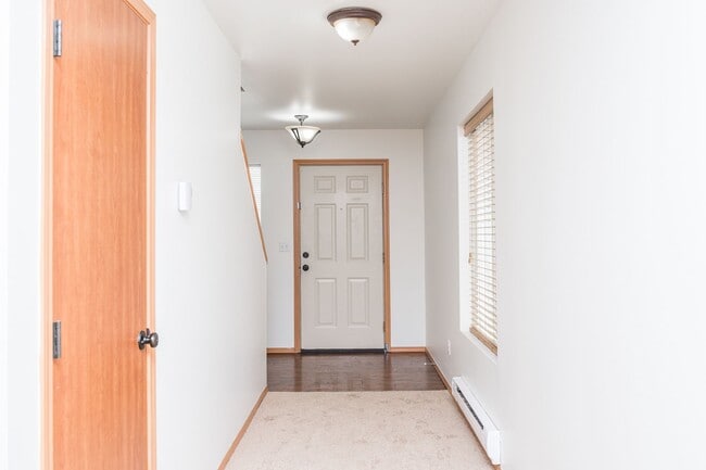 Building Photo - 3 Bedroom 2.5 Bath with fenced yard