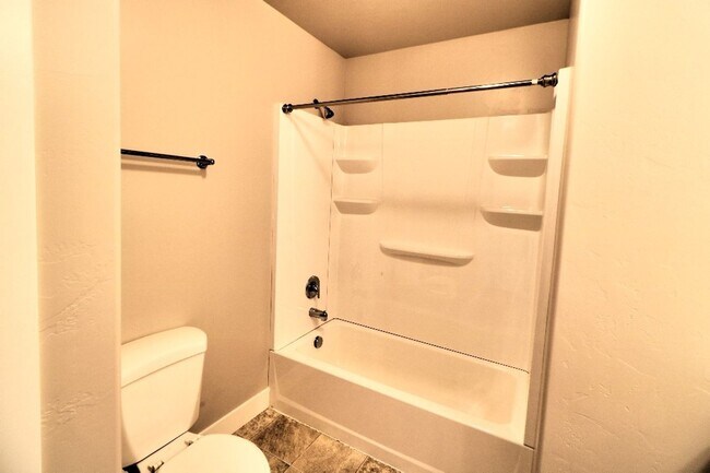 Building Photo - 3 bed 2.5 bath townhome in Salem