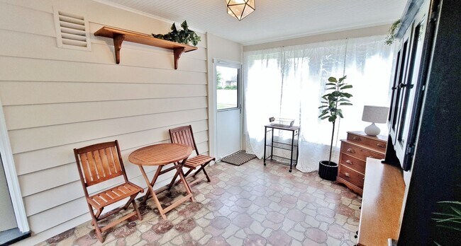 Building Photo - Fully Furnished 4 Bed / 1-1/2 Bath Single Family Home w/2 Car Garage