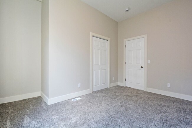 Building Photo - 294 Winifred St E