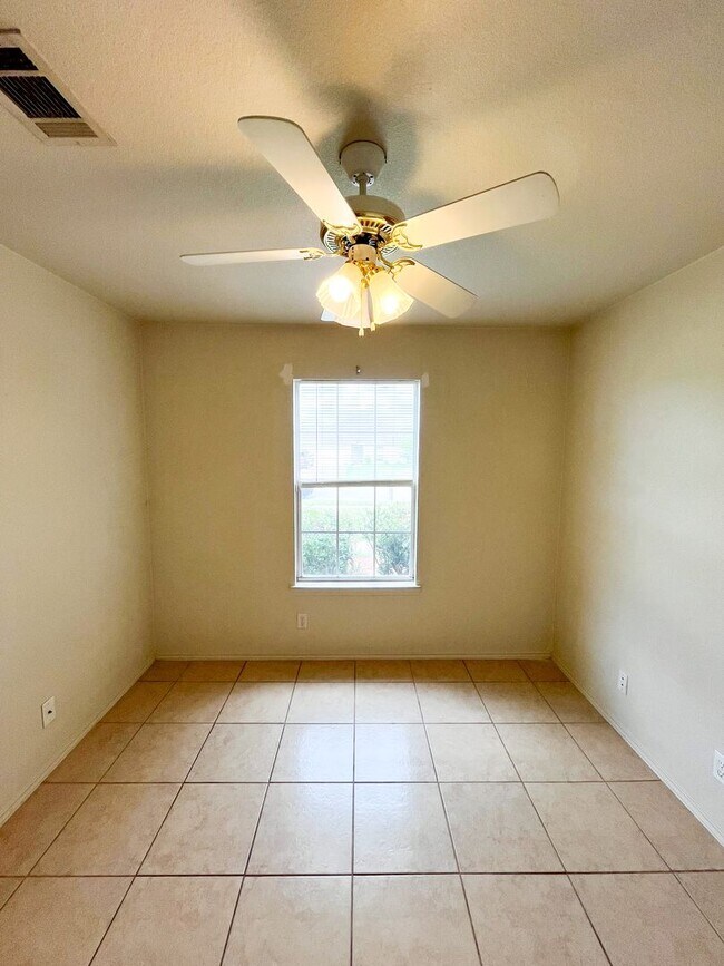 Building Photo - Available NOW!!!! Gorgeous 4 bedroom, 2 ba...