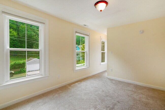 Building Photo - 896 Quinnipiac Ave