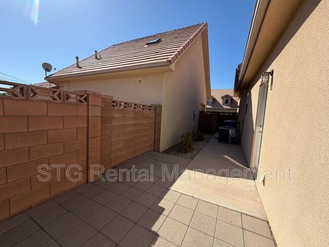 Building Photo - 449 W 500 N