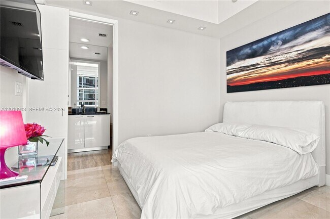 Building Photo - 15811 Collins Ave