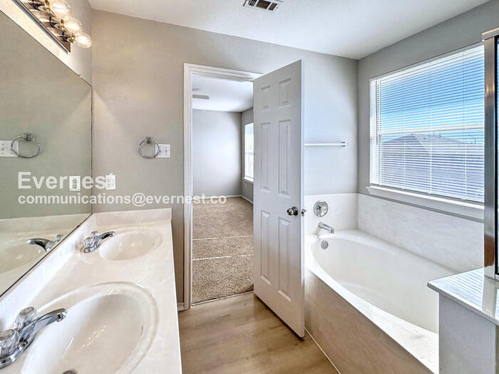 Building Photo - 306 Mossy Rock Dr