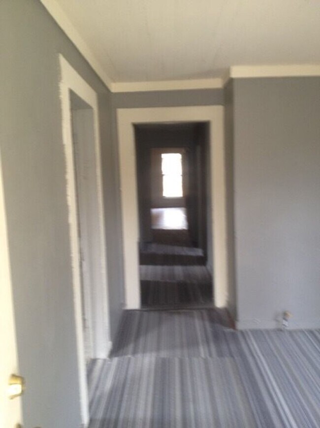 Building Photo - **AVAILABLE NOW**3 Bedroom / 2 Bathroom Ho...
