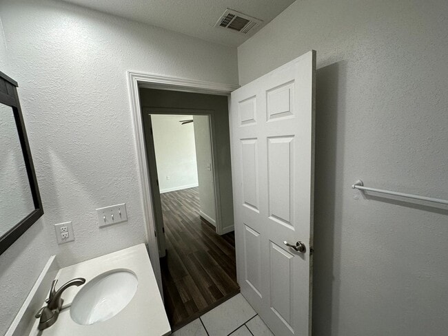 Building Photo - 3 Bed 3 Bath Townhouse