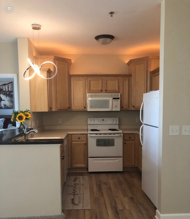 Kitchen w/ Dishwasher - 4100 S Lake Dr