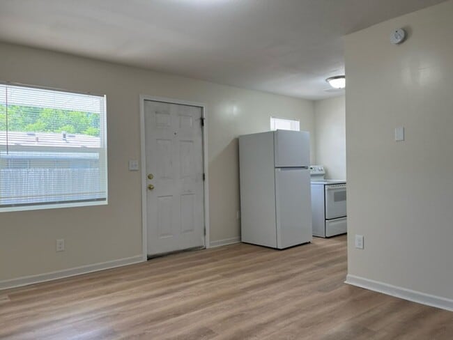 Building Photo - 207 Highview Ave