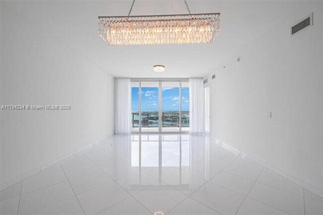 Building Photo - 2020 N Bayshore Dr