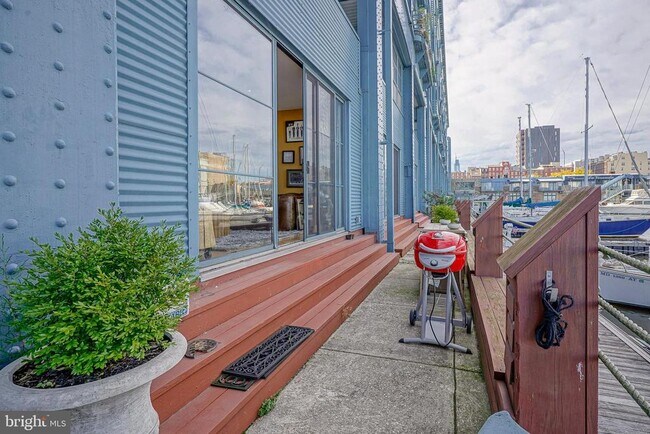 Building Photo - 3 N Christopher Columbus Blvd