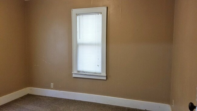 Building Photo - Cute Bungalow with a screened in front porch