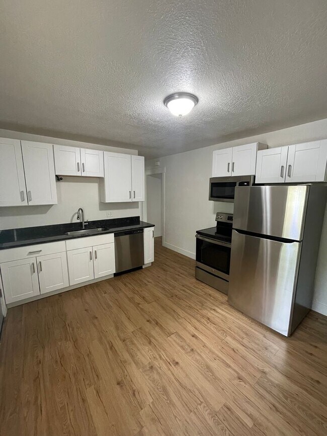 Building Photo - Lambourne Duplex