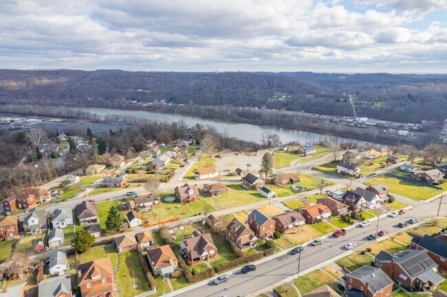 Building Photo - SCORE 50% OFF 1ST MONTH'S RENT IF SIGNED BY APRIL 3! Amazing 2 bedroom home in Clairton available...