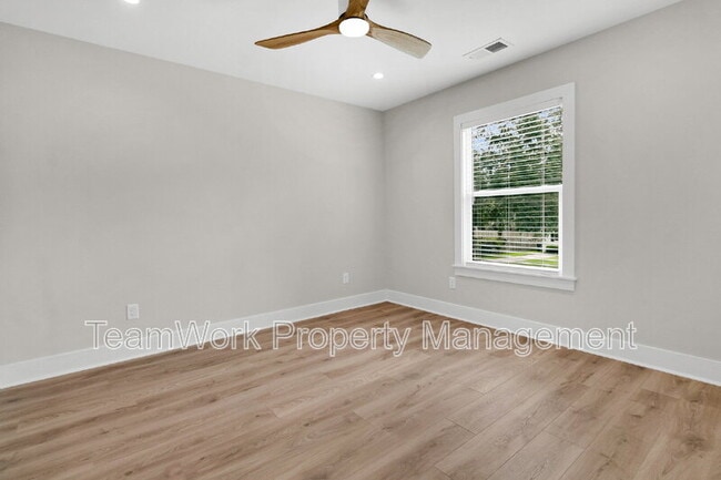 Building Photo - 1752 Skinner Ave