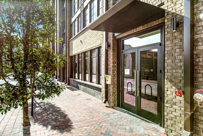 Building Photo - 611 Commerce St