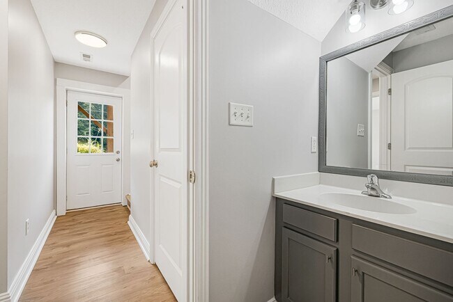 Building Photo - Newly Renovated 3-Bedroom Home with Modern...