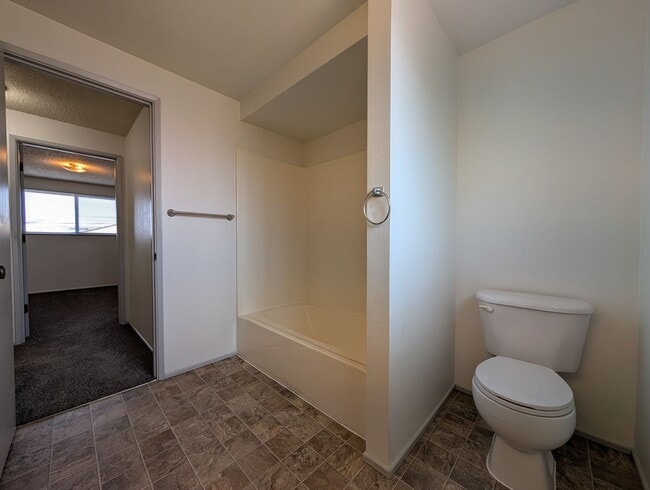 Building Photo - Great 2 bed/1.5 bath townhome in Springfield