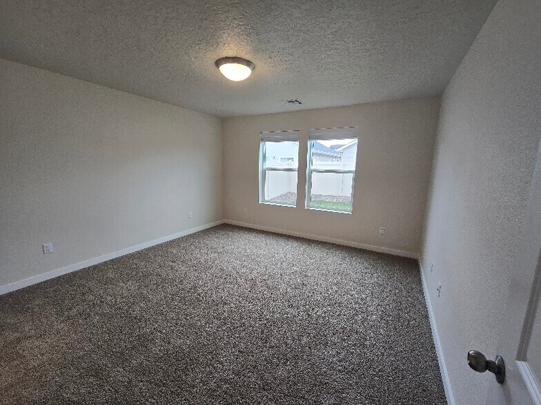 Building Photo - 323 Omphale St W