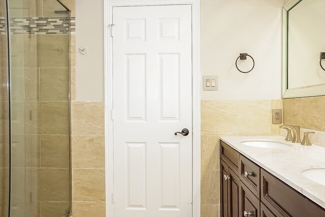 Building Photo - 1226 Dutch St