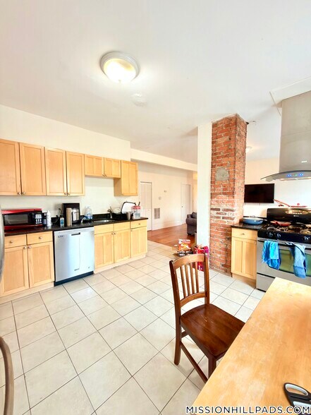 Building Photo - 18 Lawn St