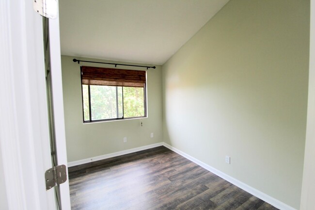 Building Photo - Remodeled Condo with amazing Mountain View...