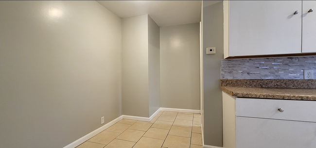 Building Photo - Beautiful studio Apartment Close to Wright...