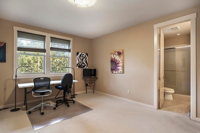 Building Photo - 1/2 off first months rent / Large home in gated Awbrey Glen neighborhood